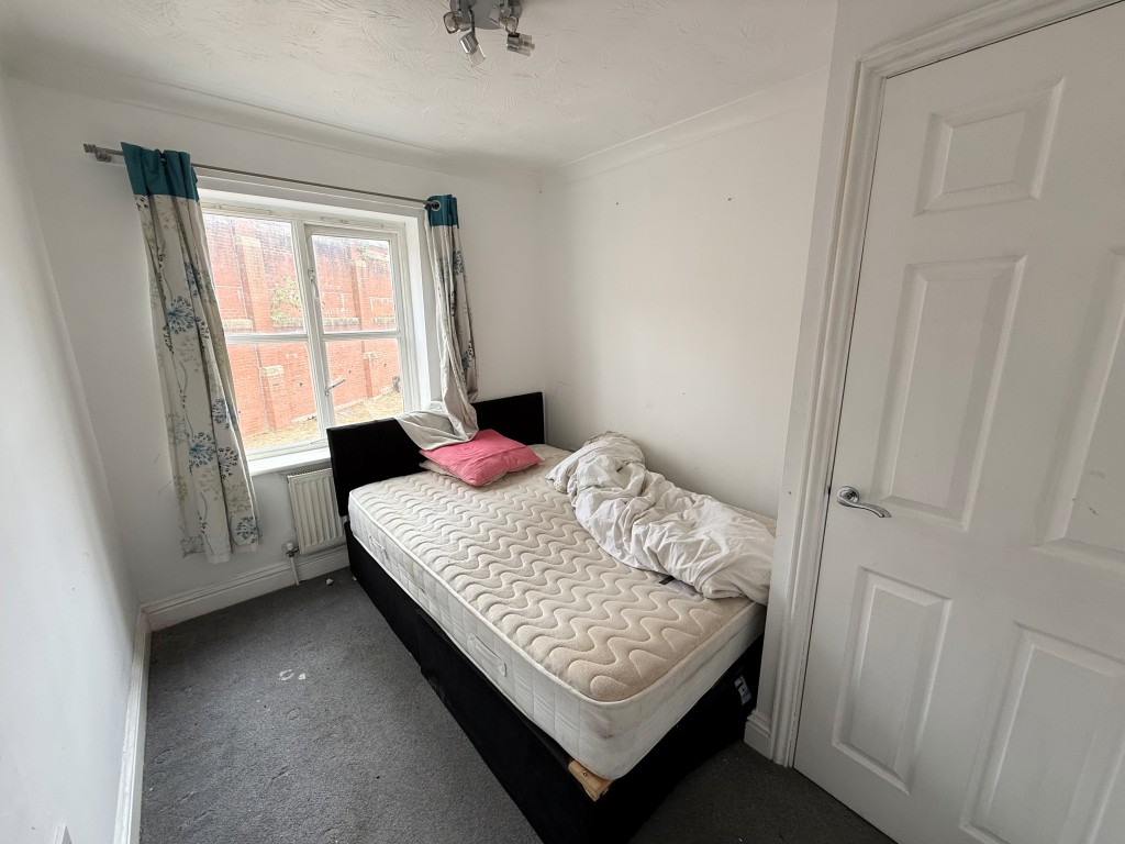 Lot: 36 - TWO-BEDROOM FIRST FLOOR FLAT FOR IMPROVEMENT - Carpeted main bedroom with window and boiler cupboard